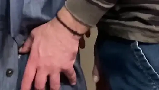 Грязное хобби! Старик трахает пальцами идеальную киску на публике