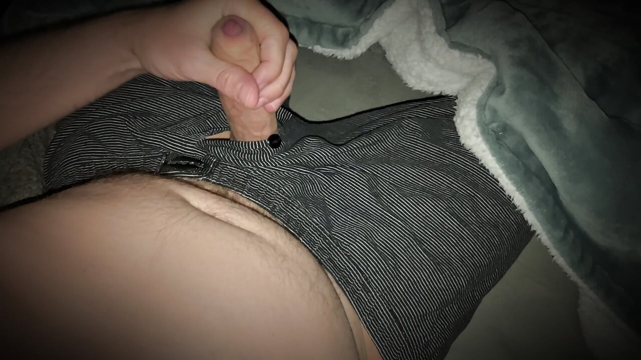 Je jouis des charges énormes en écoutant ma voisine - elle a fait ma bite dure avec ses gémissements par derrière le mur