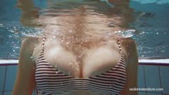 Brunette dengan payudara besar di bawah air