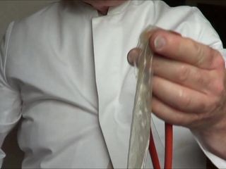 Gioco dello sperma con preservativo e stetoscopio
