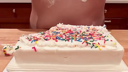 Мачеха разрушает торт на день рождения с ее огромными сиськами