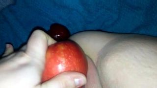 Une Allemande baise avec une pomme