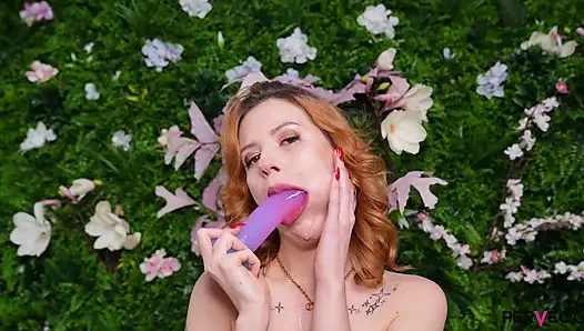 PERVECT zierliche rothaarige Mia stone squirtet überall hin