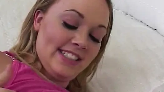 Blonde Schönheit genießt intensiven Blowjob