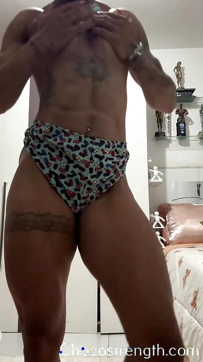 Orta yaşlı seksi kadın göğüsleri ve kötü bir tutum... tehlikeli kombinasyon