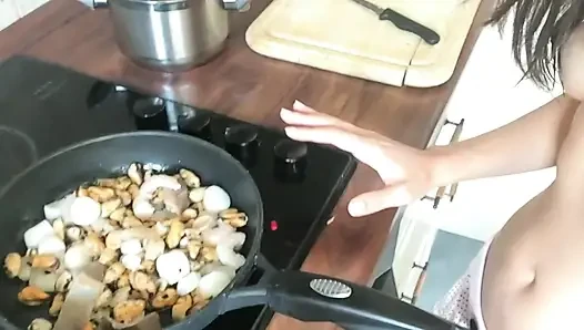 Nackt Kochen