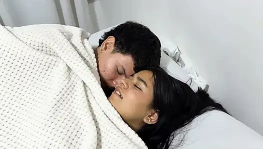 Pacar saya yang bergairah memberikan saya seks keras meskipun adik tiri saya ada di sisi kami.