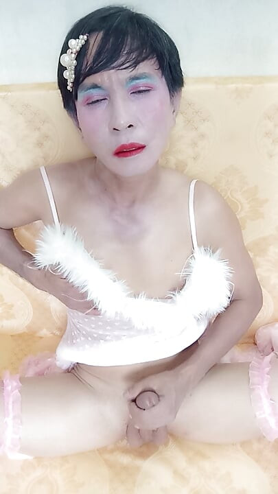 オアン・レ - セクシーなポルノプリンセスの格好をして - セルフィーが射精し、その後ペニスを喘ぐ