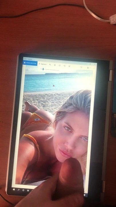 Wanda Nara cum tribute