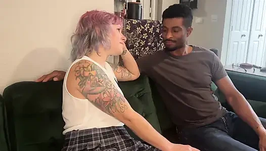 Cowok dominan kulit hitam ini lagi asik muasin memekku dengan ganas