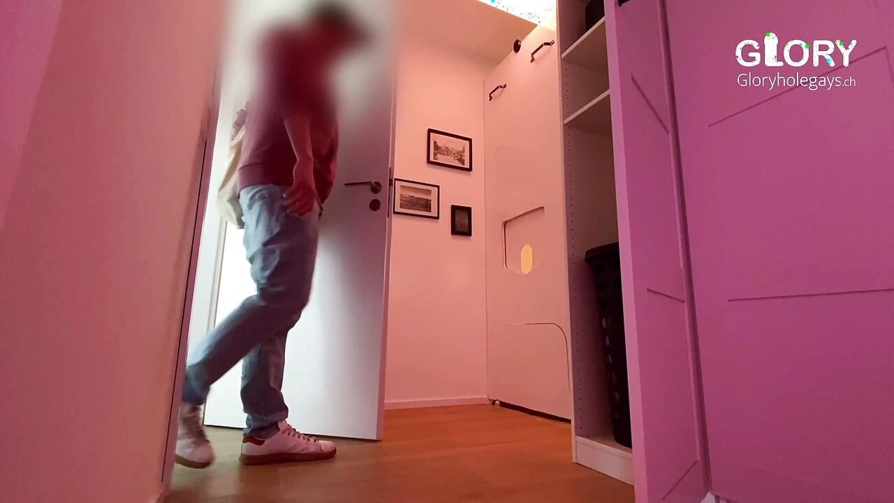 Zlatna rupa za slavu: Mladi tip tvrdog repa prvo mi poprska grlo do kraja, a zatim XXL teret na keksu