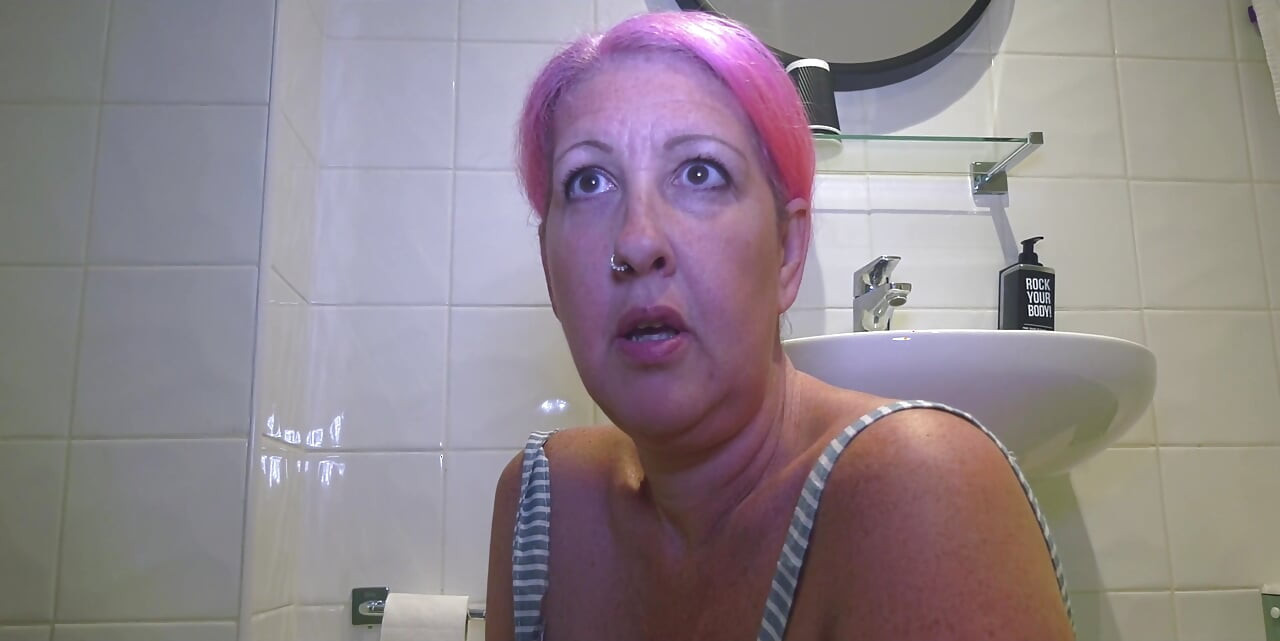 Mama vitregă face curățenie și cere futai