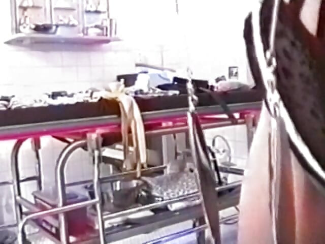 Büyük memeli orta yaşlı seksi kadın bağlanıyor, ağzı tıkalı