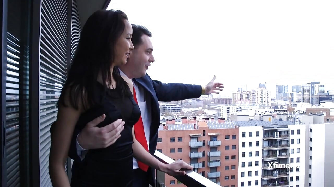 Francys Bell Andrea Dipre को लंड चुसाई और पैरों से चुदाई देती है