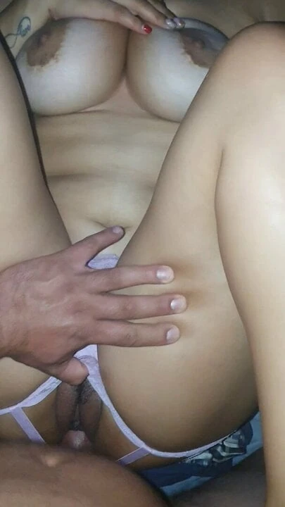 Cogida en panty y le rebotan las tetas