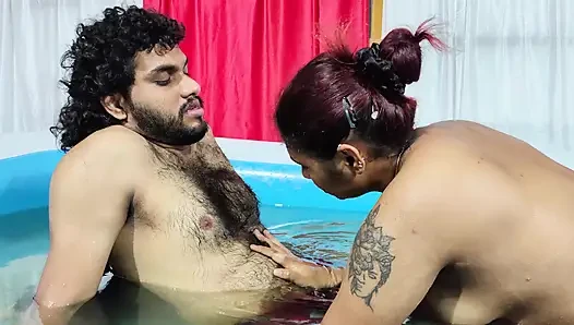 Mädchen macht heiße romantik mit jungen im pool, volle nackte romantik