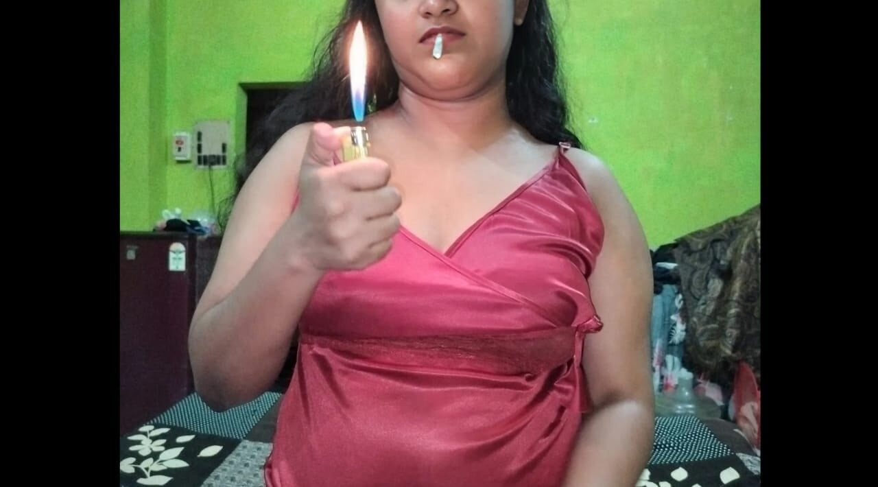 我报复了他热辣的印度性感妻子。