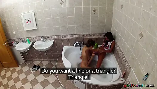 Girlfriends xxx - aksi hot lesbian yang saling muasin memek satu sama lain di bak mandi