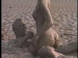 热辣的女孩在泥浆里性交