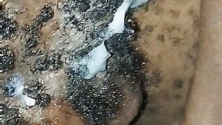 油を塗ったケニアの毛むくじゃらのアマチュアゲイの接写は、カメラの前で絶頂するまで彼の巨大なコックを優しくこすります