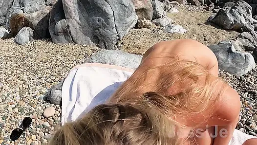 Cewek sange jessijek lagi asik masturbasi di pantai sampai dicrot di dalam