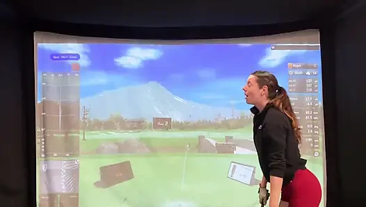 Aku lagi asik main golf di simulator! Berusaha untuk tidak muncrat saat aku bertukar pasangan!