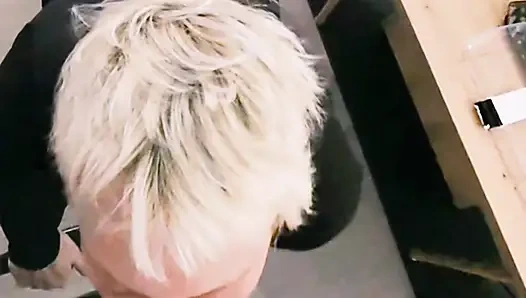 Ich verführe meinen stiefsohn, während er bei der arbeit ist und er fickt mich wie eine echte schlampe.