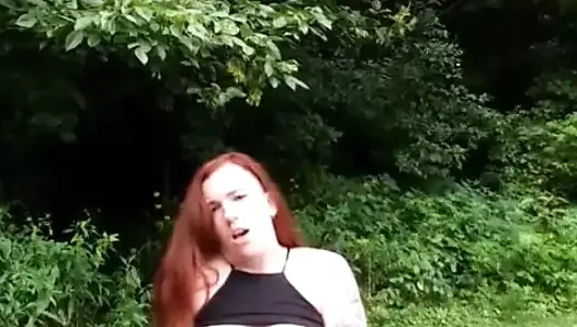 Exhibitionistische rothaarige kommt hart im park