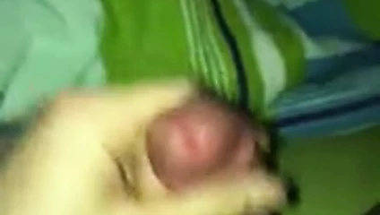 Kleiner Penis wird geschuettelt