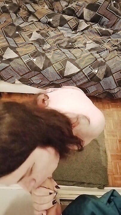 Söt tonårslek med en realistisk dildo