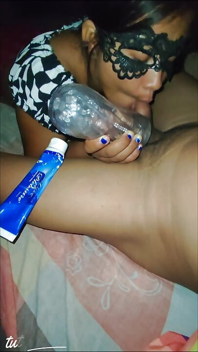Ella usa vagina falsa y su boca para extraer toda mi leche