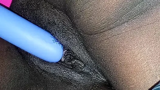 Mainin memek pakai vibrator