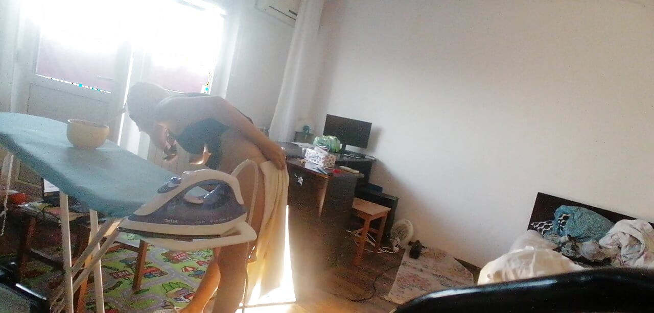 Sexy wife doing chores in the house naked. Cum on wife's big ass. Hot foreplay with a couple, oil massage on the body.