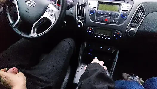 Amateur-MILF gibt einem taxifahrer einen handjob und neckt ihn im auto, in der Öffentlichkeit