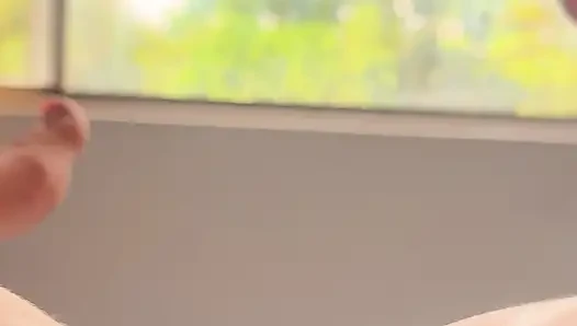 I stayed at a hotel where a super handsome guy greeted me, so I'm going to masturbate thinking about him.