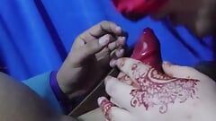 भारतीय प्रेमिका मुख-मैथुन कर रही है