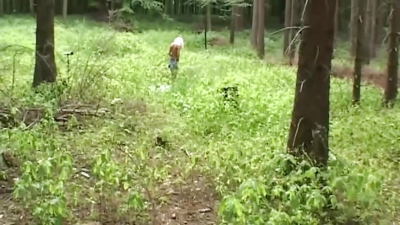 Rubia nena se mete los dedos en el bosque