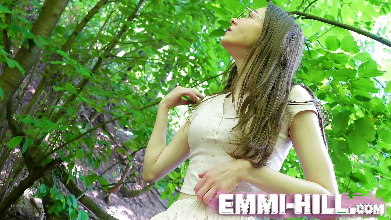 Futai cu degetul sălbatic în pădure: Emmi se joacă cu labiile ei lungi și își masturbează tare pizda umedă