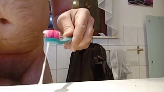 Sascha Kern Sborra con il proprio spazzolino da denti
