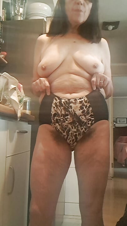 Calcinha suja, molhada de excitação, grava-se para amante