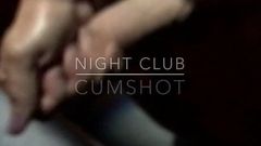 Oamenii cu ejaculare din clubul de noapte se uită