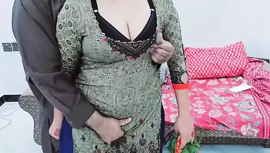 XXX Пакистанский портной пьет молоко от своей грудастой клиентки перед трахом в задницу с чистым горячим хинди аудио