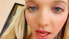 Una adolescente rubia apretada y cachonda de Alemania le encanta masturbarse