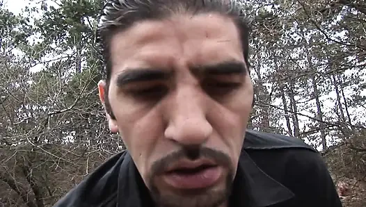 Şaşırtıcı Fransız sarışın ormanda götünü parçalatıyor