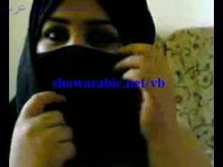 Mulher árabe brincando com pau árabe