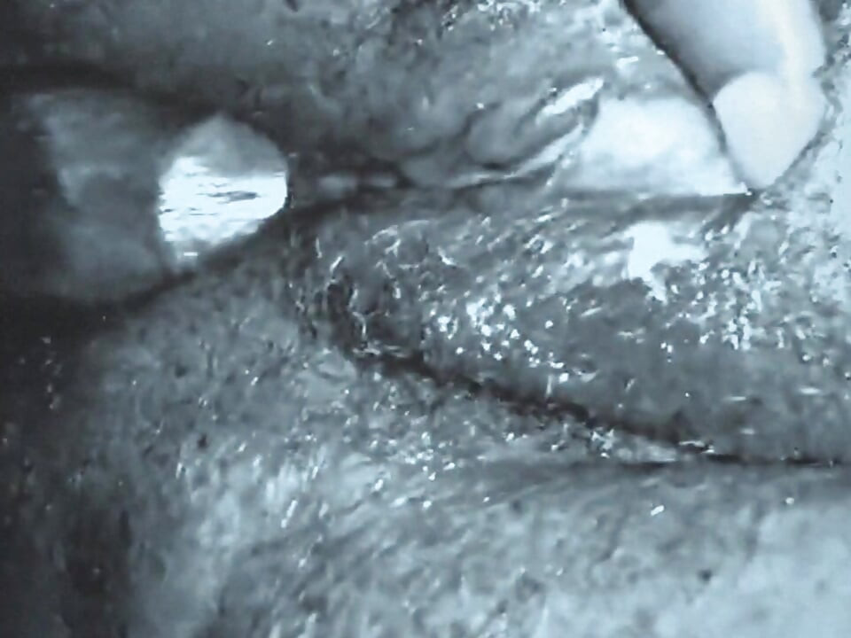 La maman sexy de mon ami à gros cul suce une bite et donne le cul