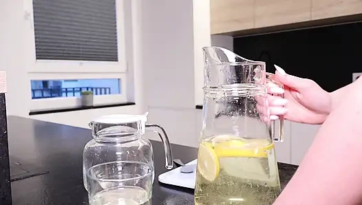 Специальный золотой лимонад шаловливой блондинки - фетиш на кухне и водные спорти