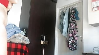 Sexy latina hat spaß, kleidung anprobieren und zu schneiden