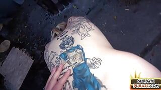 Публичную европейскую татуированную крошку трахнули на улице во время секс-свидания в любительском видео