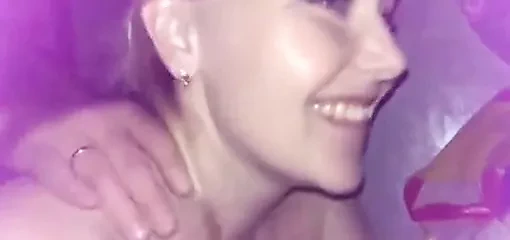 妻子很害羞地在丈夫面前和他的朋友做爱